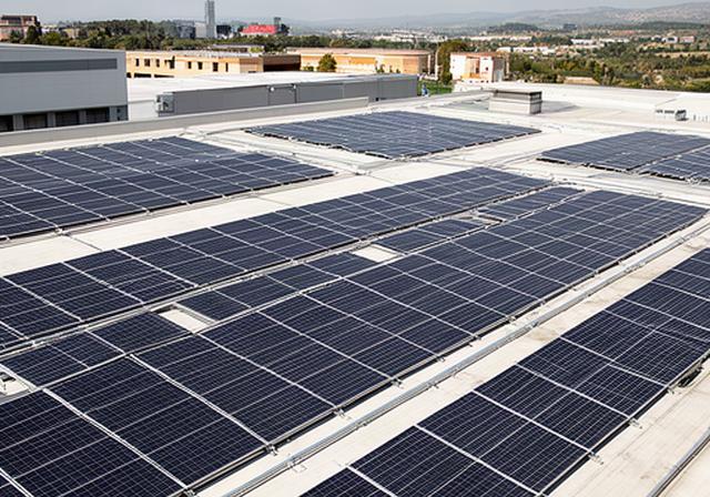 Panel bifacial Serie C-550 sobre la cubierta de una nave industrial