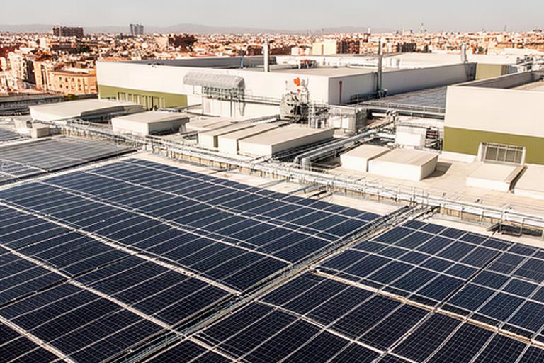 Cubierta de fábrica de alimentación en Madrid equipada con paneles fotovoltaicos