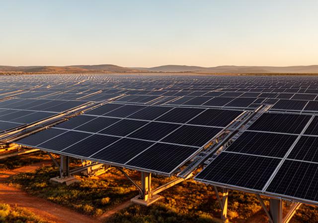Panel industrial Serie I-700 en una gran planta solar bajo cielo despejado